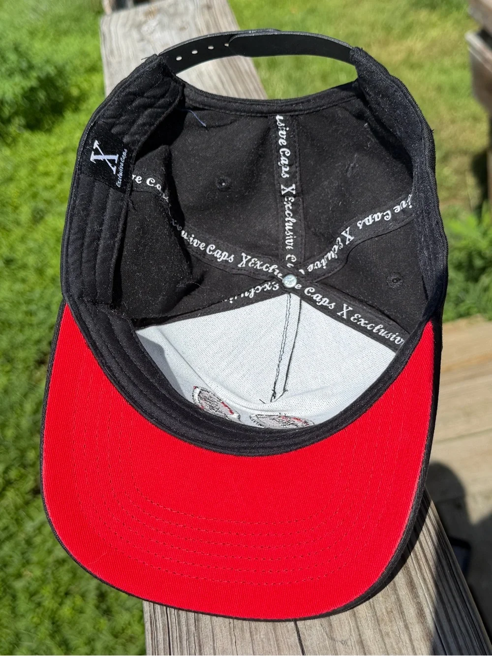 Xclusive Caps El Virus Nunca Muere Black Red Snapback